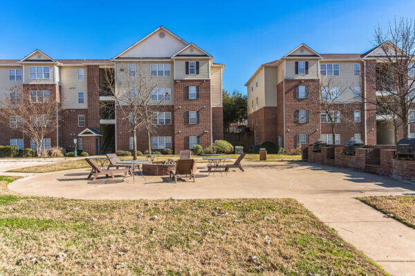 Outdoor fire pit and courtyard seating area at The Overlook student apartments Nacogdoches TX